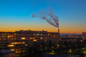 Sonnenaufgang mit Heizkraftwerk