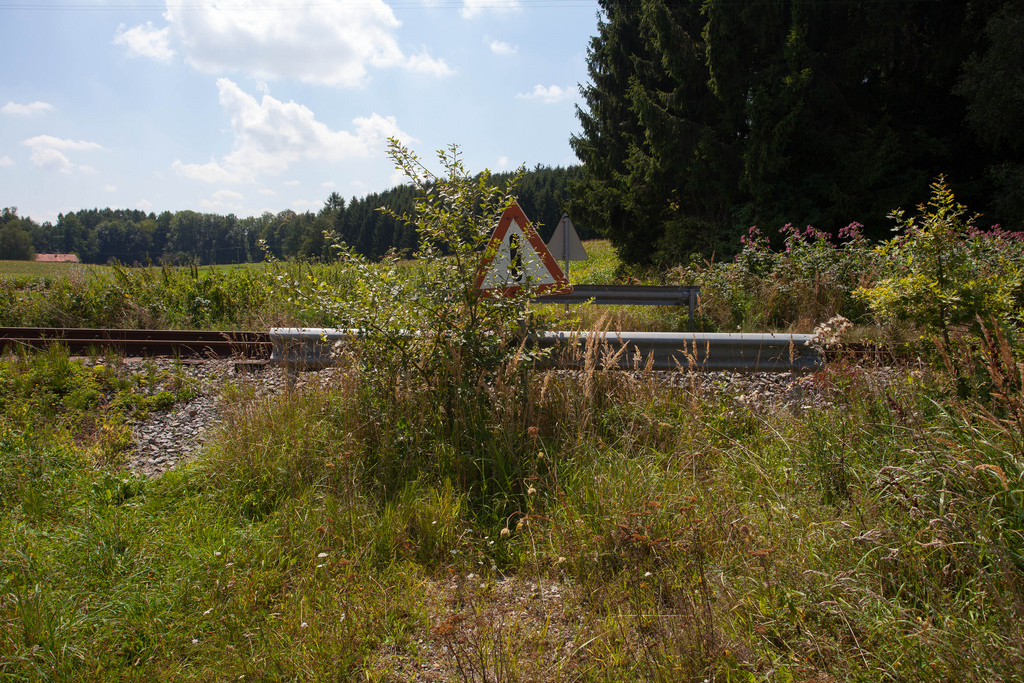 Stillgelegter Bahnübergang zwischen Tulling und Steinhöring.