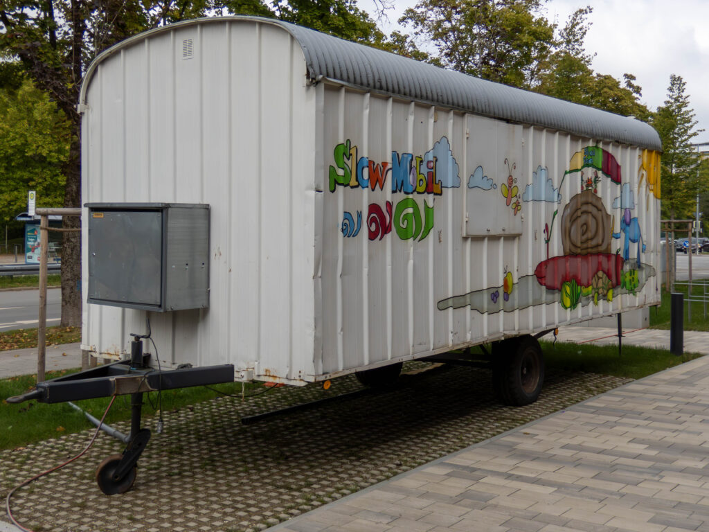 Slow Mobil am Haus für Kinder an der Quiddestraße 1