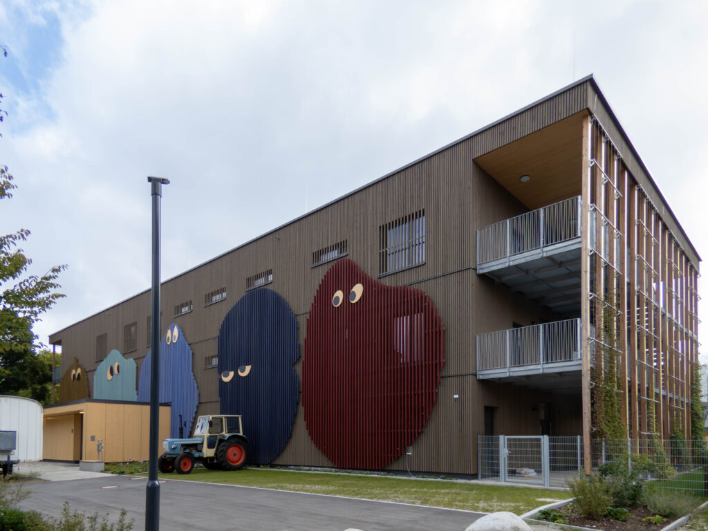 Slow Mobil am Haus für Kinder an der Quiddestraße 1