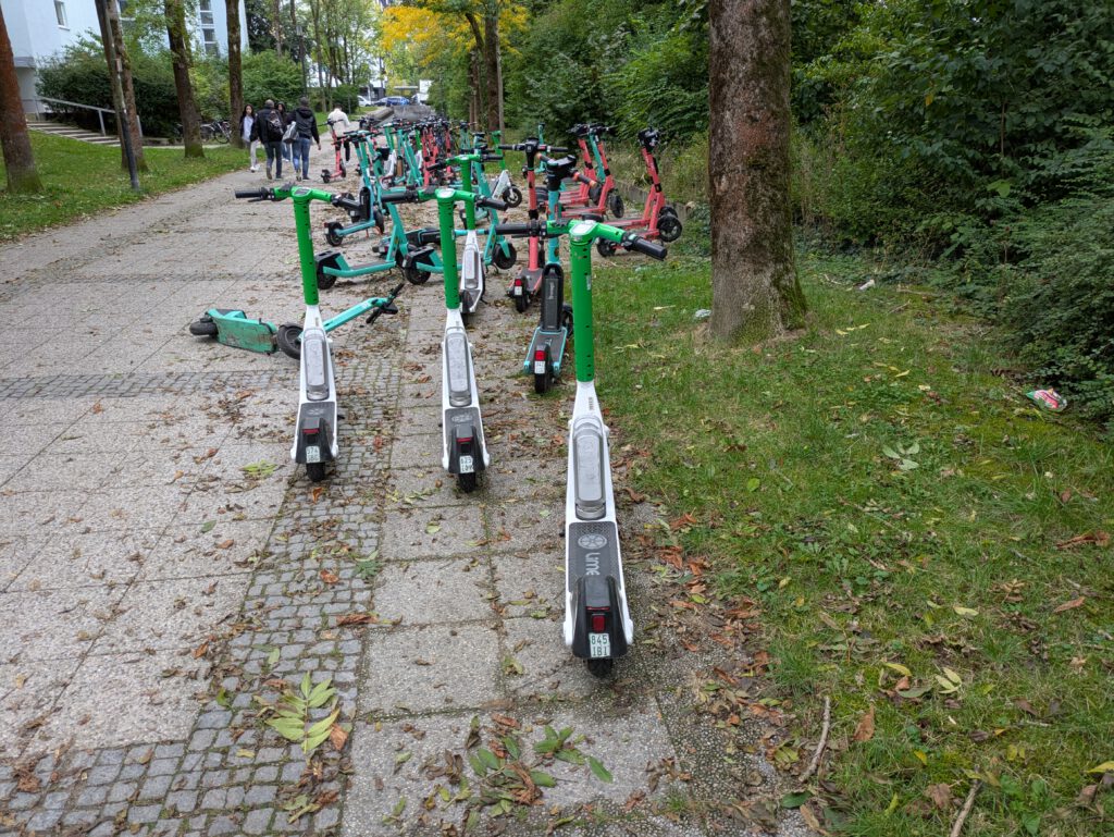 E-Roller vor U-Bahnhof Quiddestraße