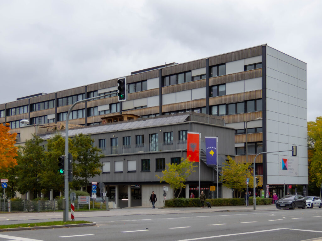 Bürohaus Albert-Schweitzer-Straße mit maroden Holzpanellen