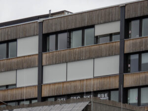Bürohaus Albert-Schweitzer-Straße mit maroden Holzpanellen