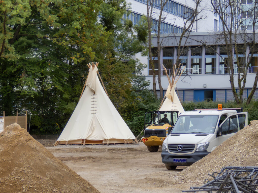 Indianerzelte am Haus für Kinder an der Quiddestraße 1