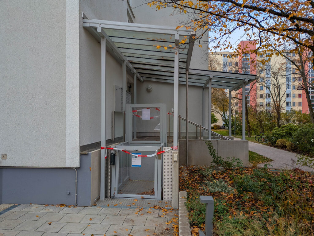 Defekter Rollstuhlaufzug Plettstraße