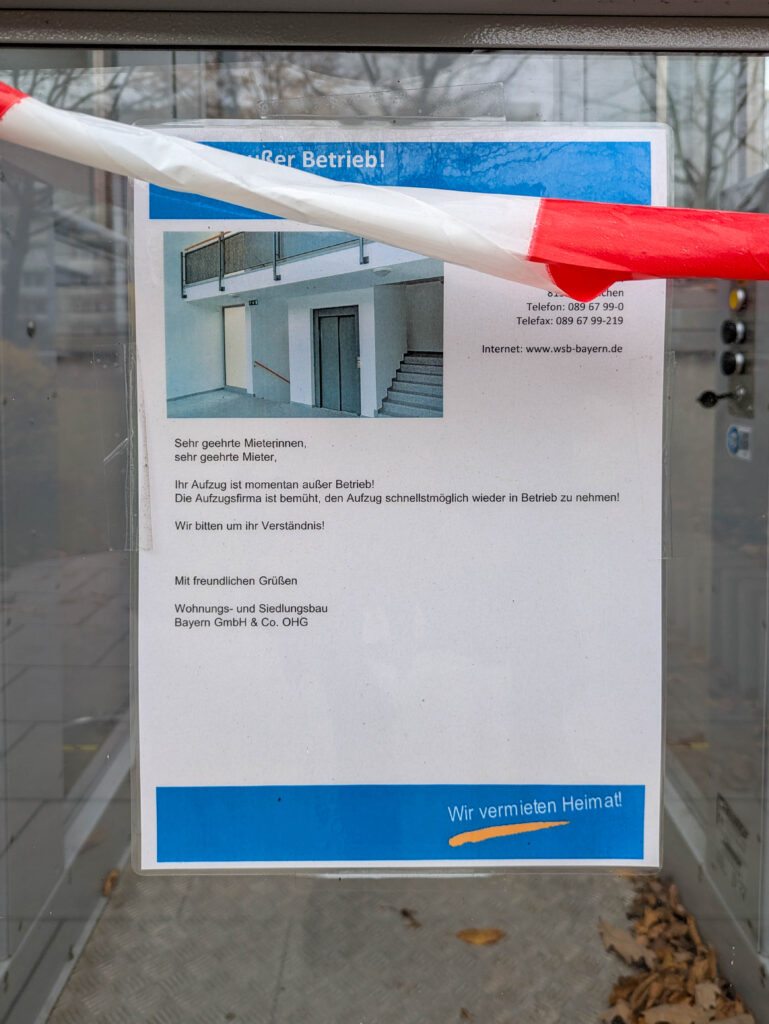 Defekter Rollstuhlaufzug Plettstraße