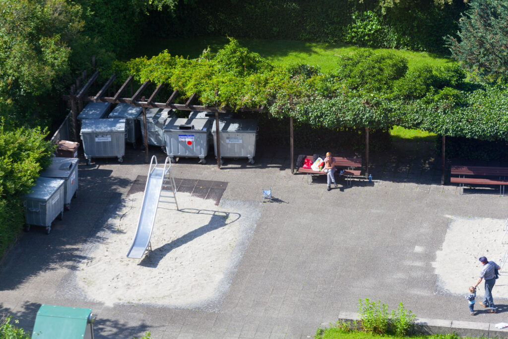 Pergola und Mülltonenspielplatz
