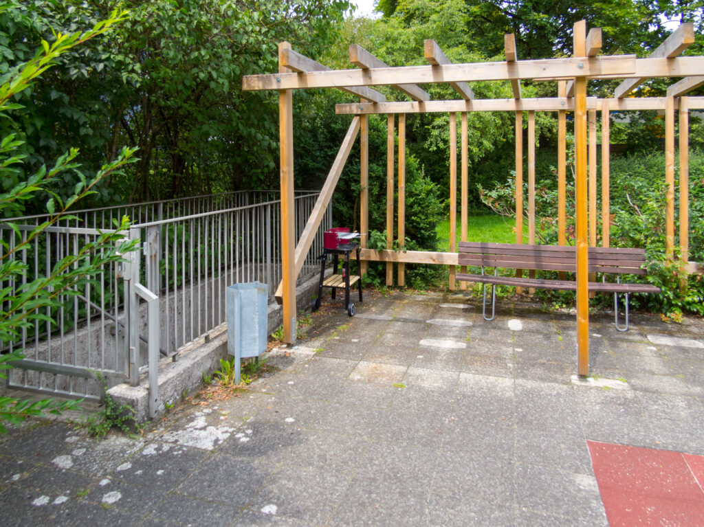 Grillen unter der Pergola