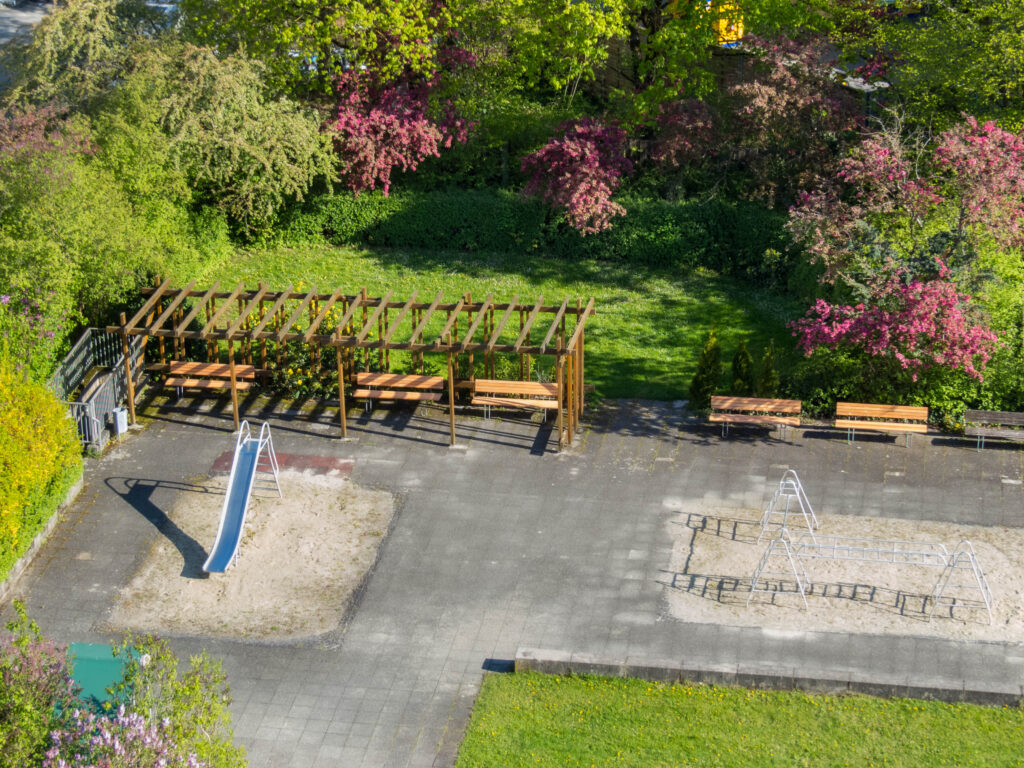 Pergola Karl-Marx-Ring 52–62 , neue Bänke