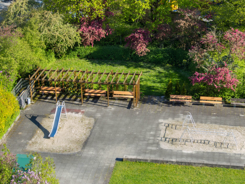 Pergola Karl-Marx-Ring 52–62, neue Bänke