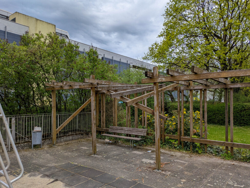 Pergola Karl-Marx-Ring 52–62 zusammengebrochen