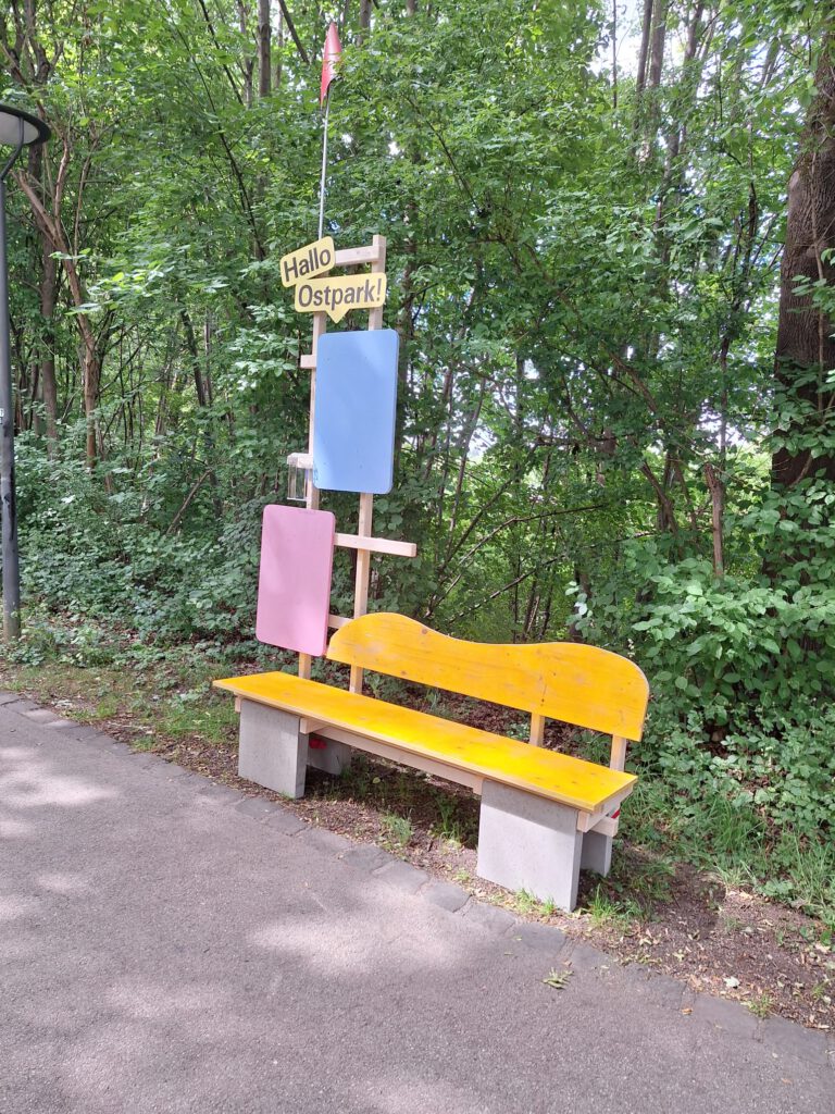 Gelbe Bänke Ostpark