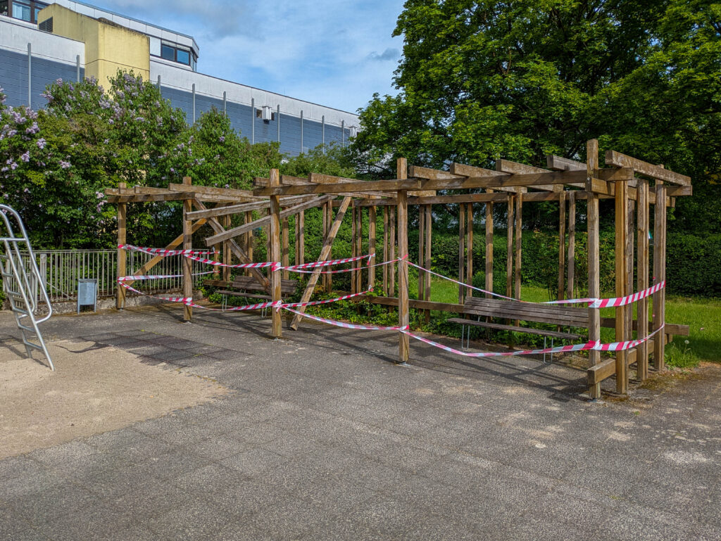 Pergola Karl-Marx-Ring 52–62 zusammengebrochen