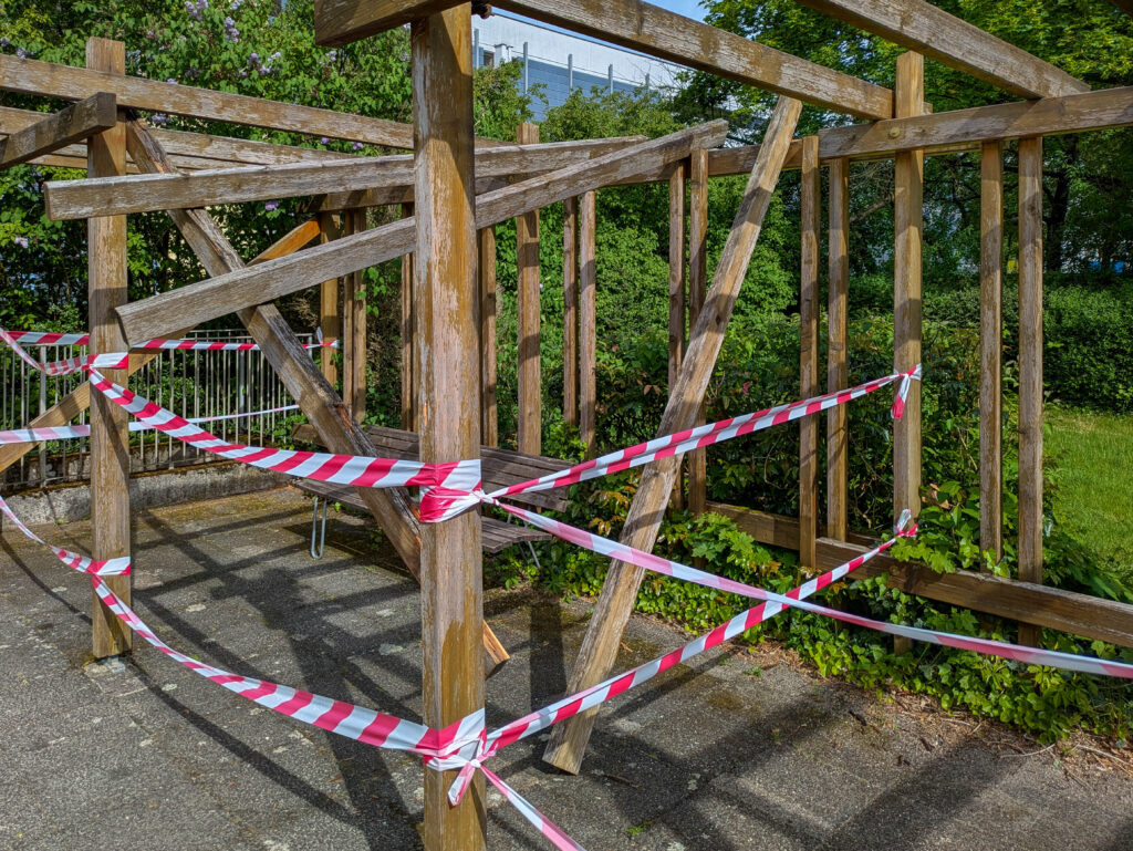 Pergola Karl-Marx-Ring 52–62 zusammengebrochen