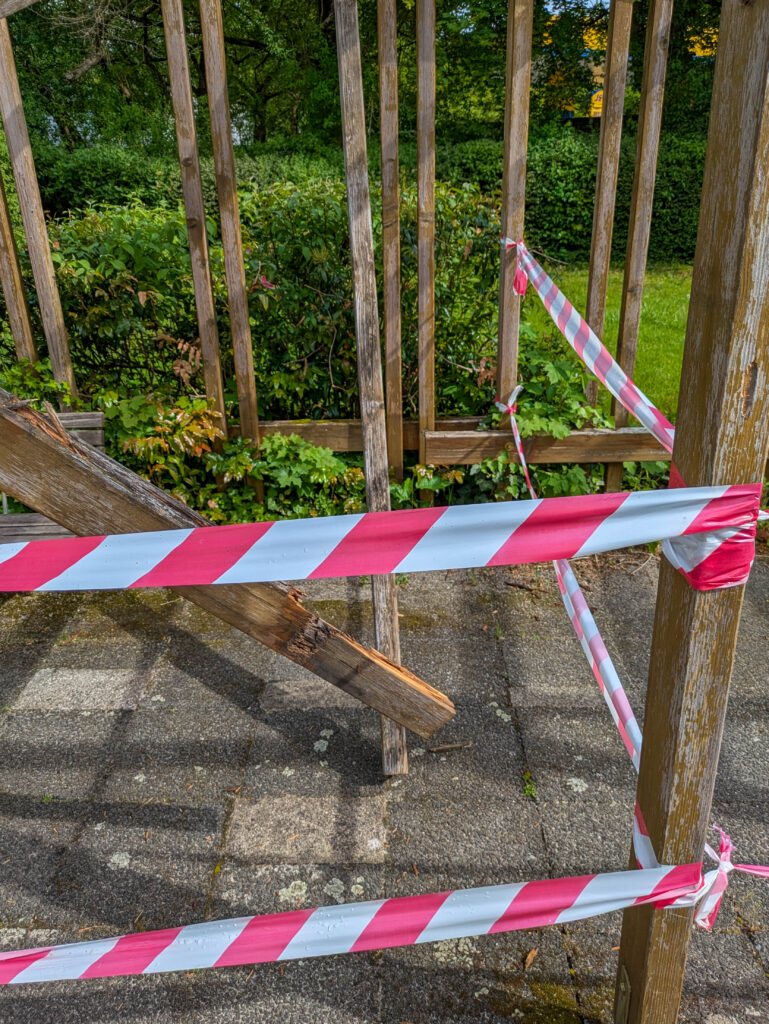 Pergola Karl-Marx-Ring 52–62 zusammengebrochen