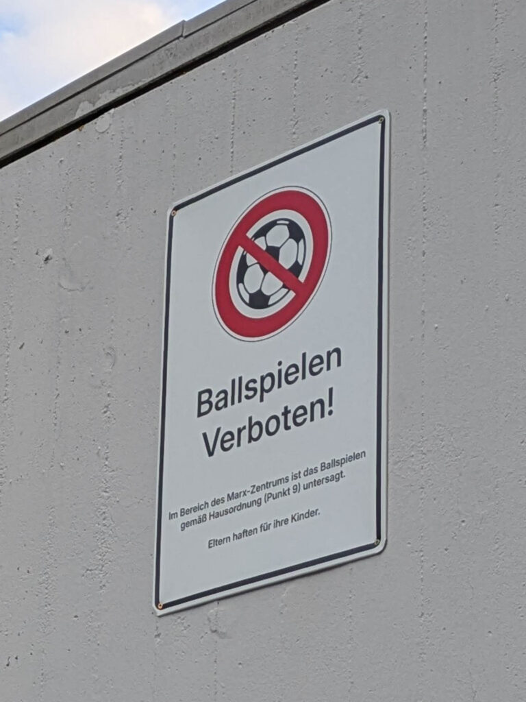 Ballspielen verboten im Marx-Zentrum