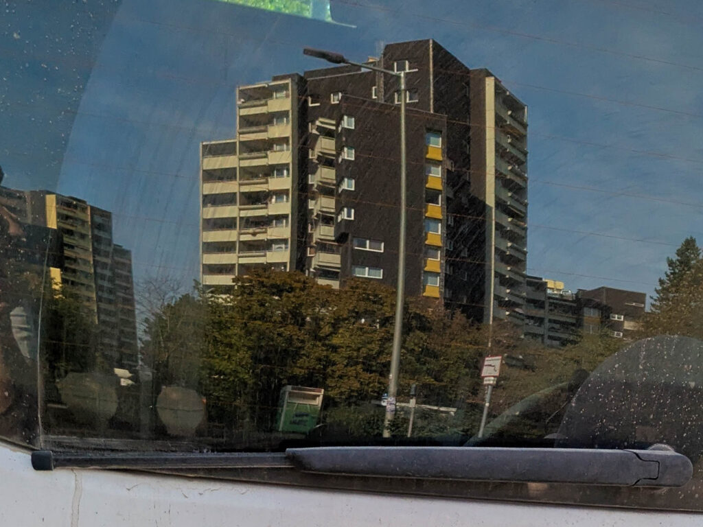 Burgblick durch die Heckscheibe