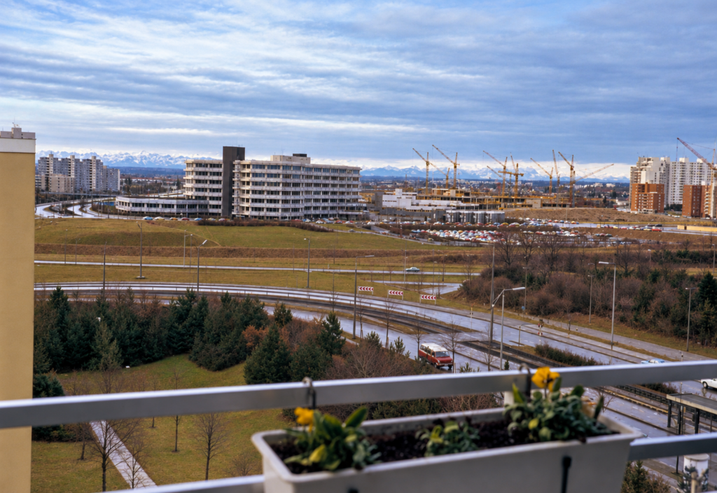 Heinrich-Wieland-Straße auf die Ständlerstraße (Winter 1978 1979).png